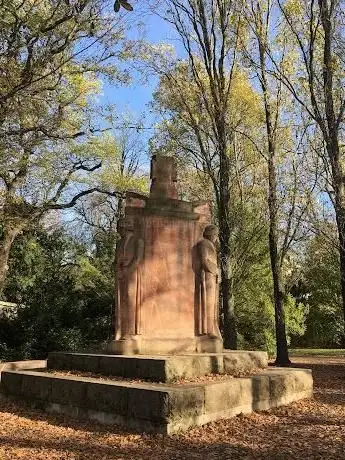 Photo de Kriegerdenkmal am Schwanenteich