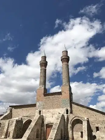 Photo de Çifte Minareli Medrese