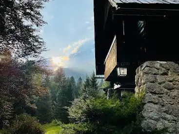 Photo de KoÄa pri rdeÄi bukvi / Red Beech Cabin