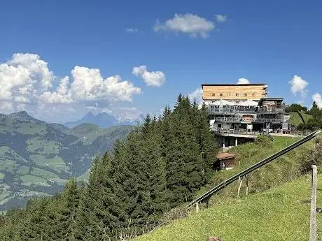 Photo de Hahnenkammbahn Bergstation