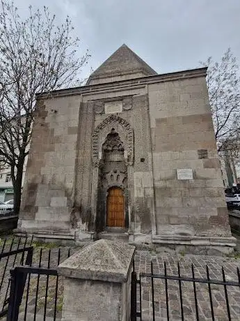 Photo de Kutlu Hatun Türbesi