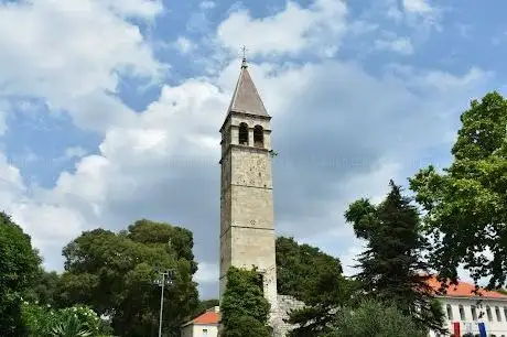 Photo de The bell tower and the Chapel of the Holy Arnir