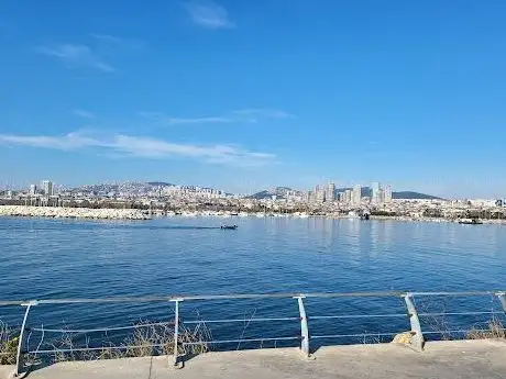 Photo de Maltepe Coast