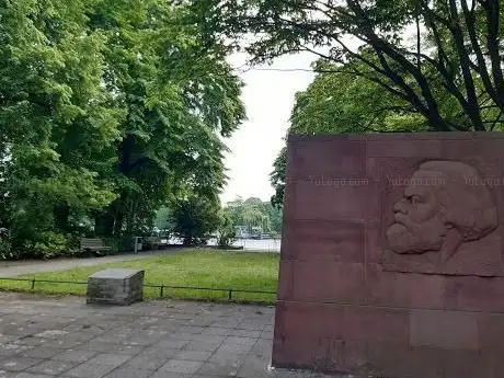 Photo de Karl-Marx-Erinnerungsstätte in Berlin-Stralau