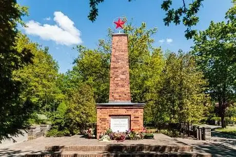 Photo de Soviet Cemetery and Cenotaph