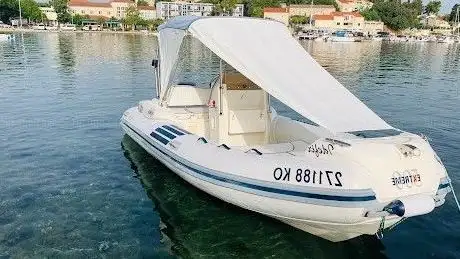 Photo de Lumbarda Rental Speedboat