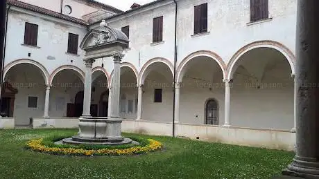 Photo de Chiostro degli Olivetani