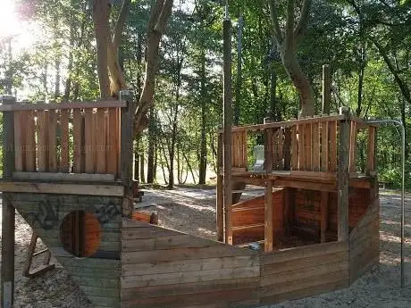 Photo de Kinderspielplatz  Tischtennisplatte