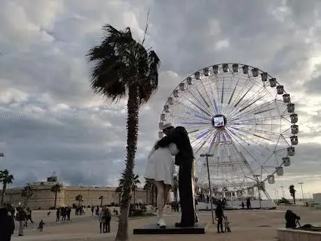 Photo de Embracing Peace Statue