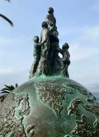 Photo de Escultura Homenaje a los Descubridores de la Cueva