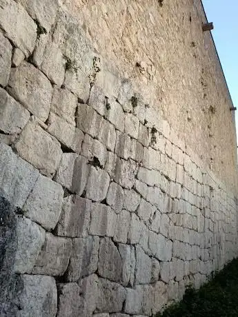 Photo de Polygonal Walls