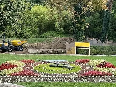Photo de Blumenuhr im Kurpark Baden