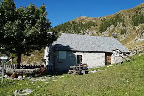 Photo de Rifugio Dante Castelnuovo al Cedo