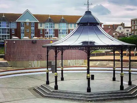 Photo de The Oval Bandstand & Lawns