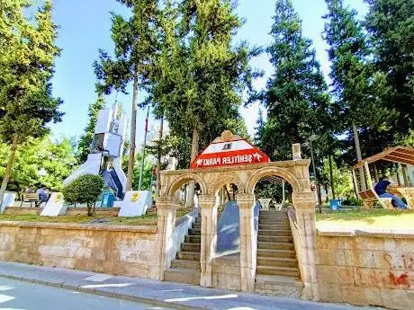 Photo de Şehitler Abidesi Parkı
