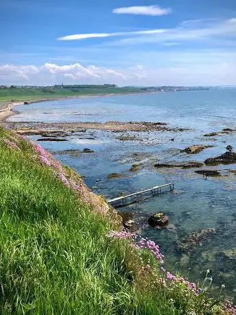 Photo de Coastal Path Towards West Links and Elliot