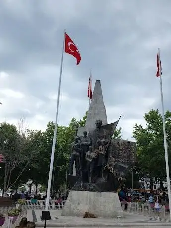 Photo de Çınarcık Cumhuriyet Meydanı