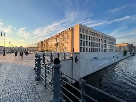 Photo de Humboldt Promenade am Berliner Schloss