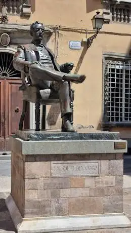 Photo de Statue of Giacomo Puccini