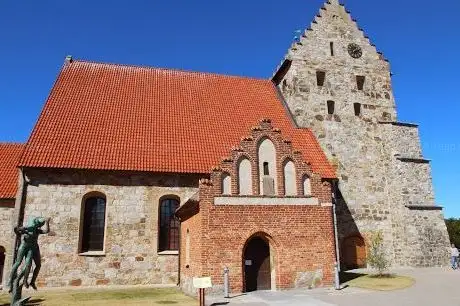 Photo de Simris Kyrka & Kyrkogård
