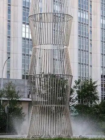 Photo de Escultura dedicada al RÃo Monelos