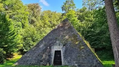 Photo de Grabpyramide / Mausoleum