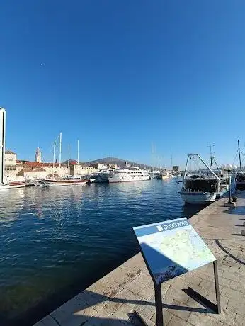 Photo de Trogir ljuljačka u moru