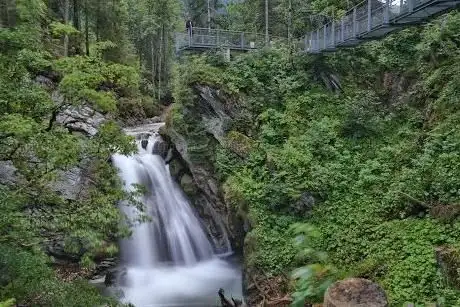 Photo of Wasserfall mit Hängebrücke