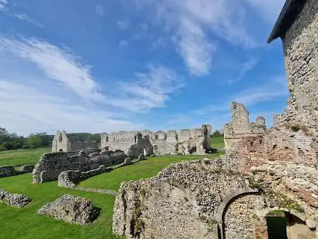 Photo de Castle Acre  Castle & Bailey Gate