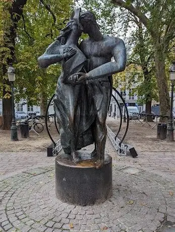 Foto de The Lovers sculpture