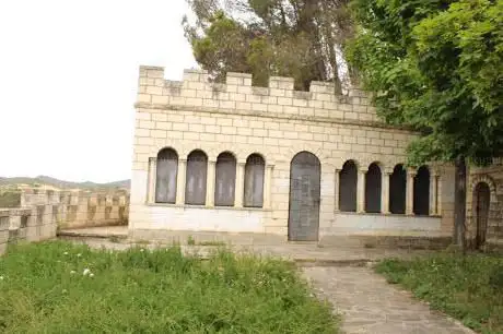 Photo de Gardens and hill