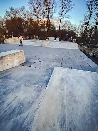 Photo de Skatepark Basketballfeld Fußballplatz Sportanlage