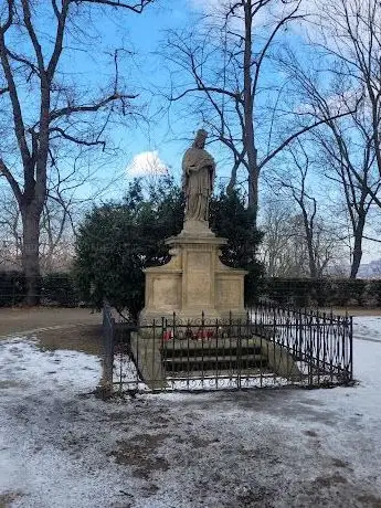 Photo de Statue of Saint John of Nepomuk at Vyšehrad in Prague