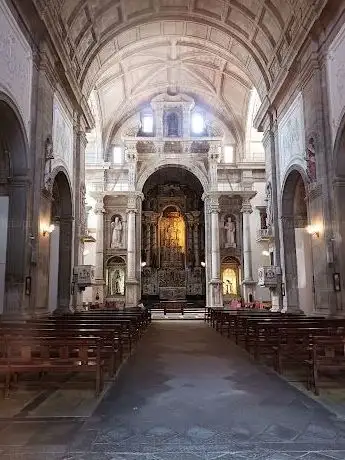 Photo de Igreja de São Lourenço and the Convento dos Grilos
