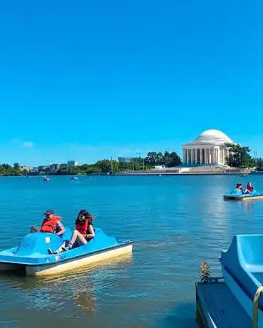 Photo de Boating In DC at Tidal Basin Pedal Boats