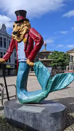 Photo de The Dandy Lion Statue