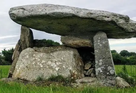 Photo de Ballynageeragh Portal Tomb