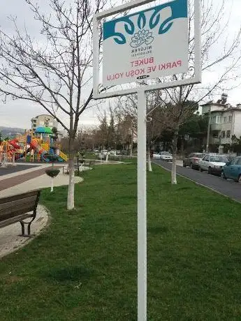 Photo de Buket Parkı Ve Koşu Yolu