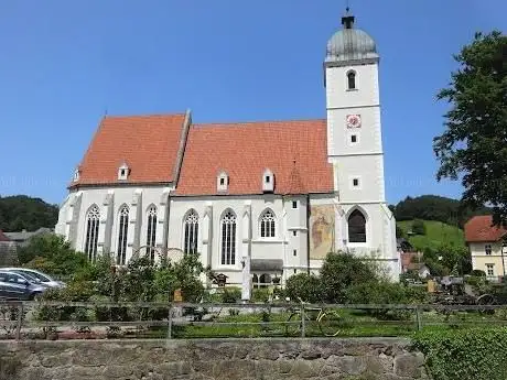 Photo de Katholische Kirche Kirchschlag in der Buckligen Welt (St. Johannes der Täufer)