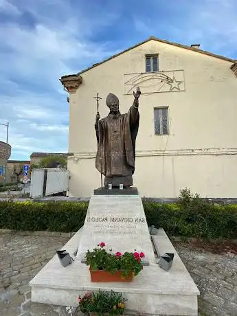 Photo de Monumento a Giovanni Paolo II