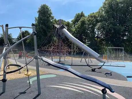 Photo de Waterfields Recreation Ground