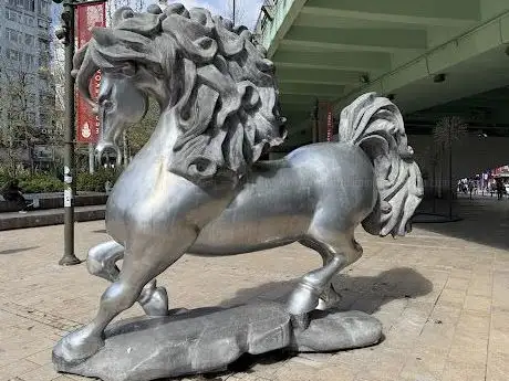 Photo de Mecidiyeköy Meydanı At Heykeli