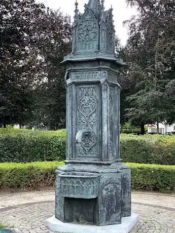 Photo de Dorpspomp op gerestaureerd marktplein