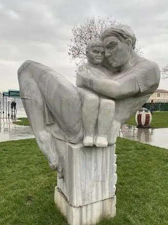 Photo de Mother and baby statue
