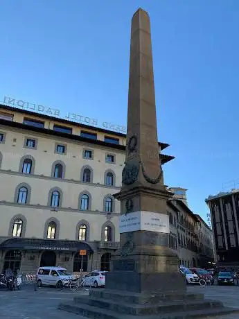 Photo de Obelisco della Piazza dell'Unita Italiana