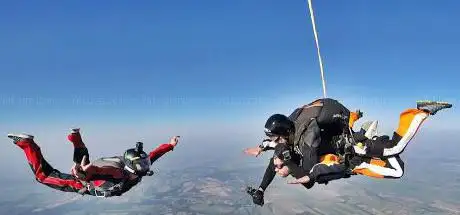 Photo de Skydiving Budapest - Millennium Tandem Team