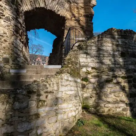 Photo de Toren van de oude stadsomwalling