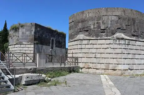 Photo de Roman Bridge and Federico the Iind Towers