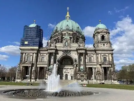 Photo de Springbrunnen im Lustgarten