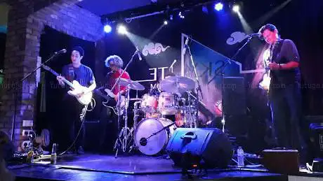 Skylite Room Live